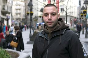 Ulični prodavci u Beogradu. Petar, Mirko i Miloš prodaju čestitke prolaznicima u Knez Mihailovoj ulici.