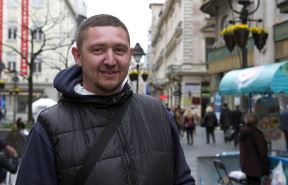 Ulični prodavci u Beogradu. Petar, Mirko i Miloš prodaju čestitke prolaznicima u Knez Mihailovoj ulici.