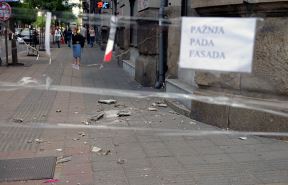 Srušio se deo fasade preko puta "Londona" u centru Beograda.