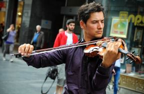 Violinista koji je ostavio stalan posao da bi svirao na ulici.