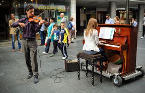 Violinista koji je ostavio stalan posao da bi svirao na ulici.