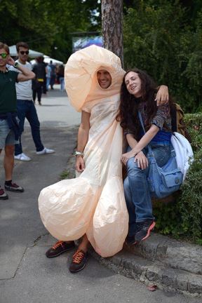 Muškarac u kostimu penisa na ulicama Beograda.