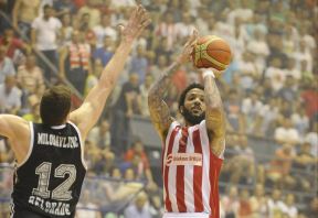 Košarkaši Crvene zvezde savladali Partizan na startu finalne serije plejofa domaće Superlige.