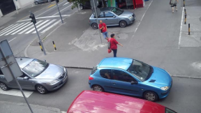 Beograd: ostavio automobil nasred ulice