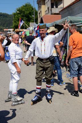 Narodna nošnja i roleri, savršen spoj.