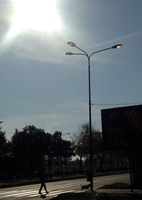 Ulična rasveta u Bulevaru Nikole Tesle svetli danju.