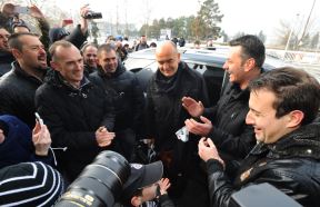Navijači ispratili Duška Vujoševića na avion (VIDEO i FOTO)