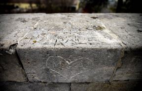 Urezivanje poruka i imena u klupe i kamenje na Kalemegdanu.