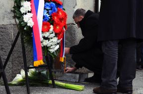 Vučić položio venac, građani šetali za Zorana