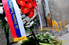 Vučić položio venac, građani šetali za Zorana
