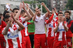 Crvena zvezda je šampion države u fudbalu 2015/16.