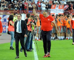Crvena zvezda je šampion države u fudbalu 2015/16.