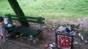 Smeće u dečijem parku u Rakovici se ne čisti danima