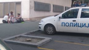 Oficir hoće da se zapali ispred MInistarstva odbrane u Beogradu