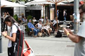 Parada ponosa u Beogradu - Policija i građani posmatraju gej paradu