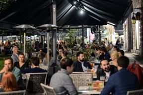 Beograd noću - Velike gužve na ulici nema mesta u kafićima