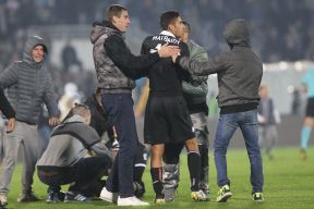 Navijači skidali igrače na Partizan - PAOK (FOTO i VIDEO)