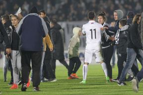 Navijači skidali igrače na Partizan - PAOK (FOTO i VIDEO)
