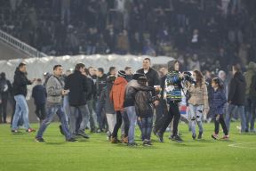 Navijači skidali igrače na Partizan - PAOK (FOTO i VIDEO)
