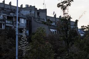 Nova godina na ulicama Beograda postavlja se rasveta.