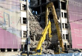 Bombardovana zgrada Saveznog MUP-a, krenulo rušenje buldožerom.
