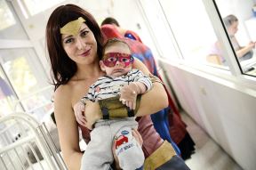 Tiršova bolnica - Superheroji posetili decu i delili poklone