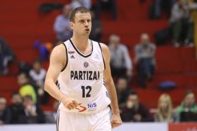 Džikić i navijači posle meča Partizan - Ludvigsburg
