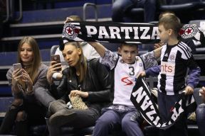 Džikić i navijači posle meča Partizan - Ludvigsburg