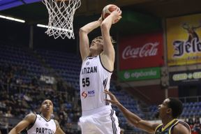 Džikić i navijači posle meča Partizan - Ludvigsburg