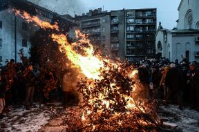 Paljenje badnjaka ispred Hrama Sv Save 2017. - Badnji dan FOTO