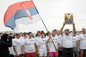 Bogojavljenje: Plivanje za Časni krst Zemun 2017. FOTO