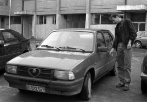 Fudbaleri FK Crvena zvezda koji su osvojili Kup (liga) šampiona dolaze na trening svojim automobilim