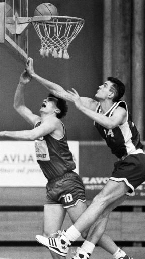 Dragan Stojković i Dragan Tarlać ispred crkve u Hrvatskoj i Dalmaciji