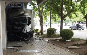 Bar - udes kamiona i citroena