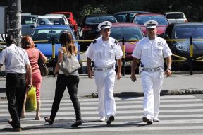 Policija u belim uniformama kod fontane na Slaviji (FOTO)