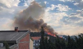 Požar u Sutomoru došao do kuća