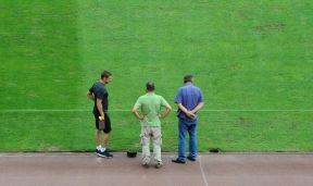 Crvena zvezda - Krasnodar: Sređivanje terena na stadionu Rajko Mitić (FOTO)