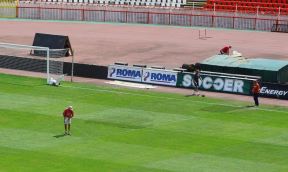Crvena zvezda - Krasnodar: Sređivanje terena na stadionu Rajko Mitić (FOTO)