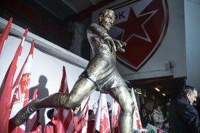 Rajko Mitić dobio spomenik ispred stadiona Crvene zvezde FOTO