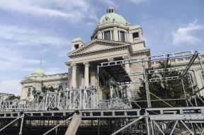 Postavljena bina ispred Skupštine za doček Nove godine 2018. FOTO