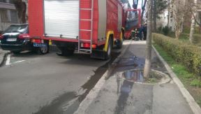 Vatrogasno vozilo upalo u rupu na putu