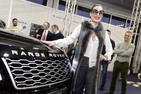Ceca na Sajmu automobila kupila Rendž Rover FOTO
