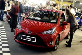 Ženski automobili na Sajmu automobila u Beogradu.