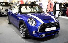 Ženski automobili na Sajmu automobila u Beogradu.