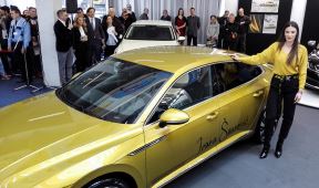 Ivana Španović dobila Folksvagen Arteon na Sajmu automobila FOTO