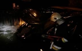 Automobilom sleteli u reku (FOTO, VIDEO)
