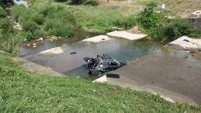 Automobilom sleteli u reku (FOTO, VIDEO)
