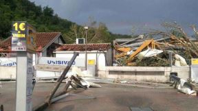 A u Crnoj Gori - letela vozila, oštećena bolnica! 