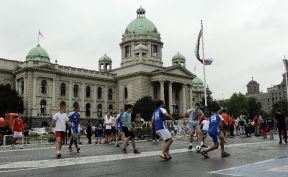 Trg Nikole Pašića zatvoren igra se fudbal Mundijal