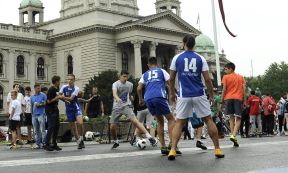 Trg Nikole Pašića zatvoren igra se fudbal Mundijal
